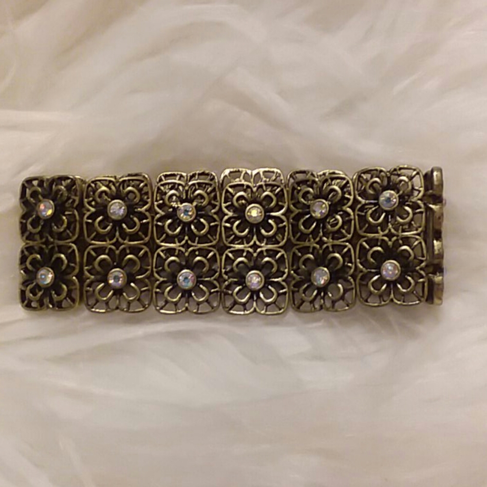 Bracelet costume jewlery.